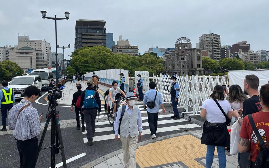 ［写真］立ち入り制限された平和公園付近。多くの警察官が警戒にあたっている＝18日午後1時半ごろ、広島市内で