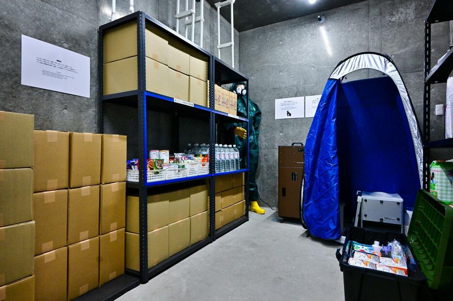 簡易トイレや、水・食料・医薬品などの備蓄庫も兼ねる気密室兼除染室