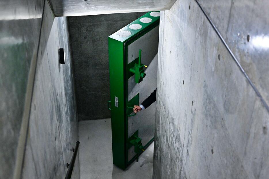 核爆発による爆風と熱線を防ぐための防爆扉でシェルターは守られている