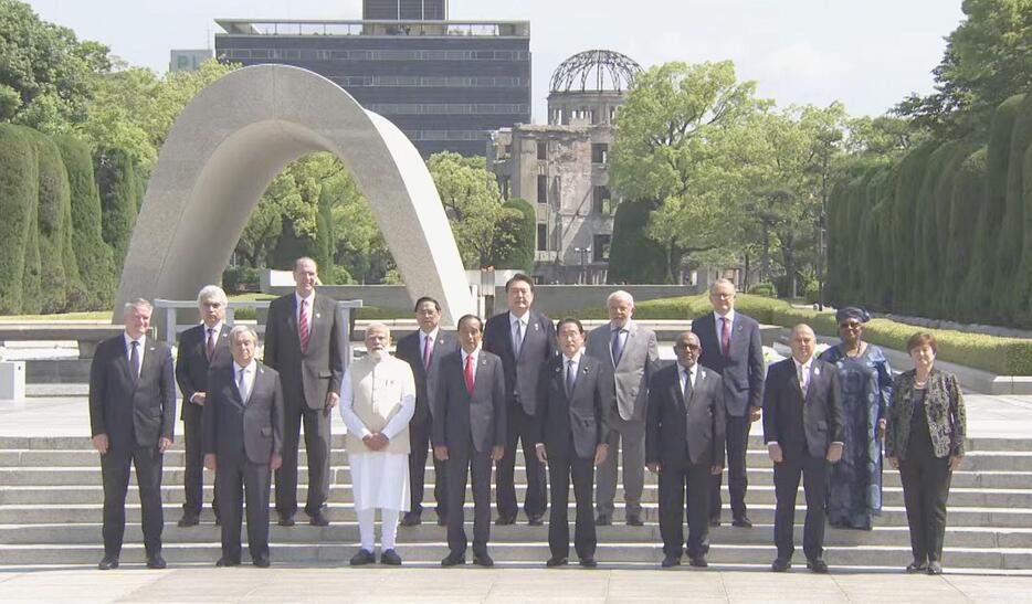 ［写真］G7広島サミット最終日、岸田文雄首相はインド・韓国・豪州・ブラジルなど招待国8か国首脳や国際機関の長と共に平和記念公園を訪問した