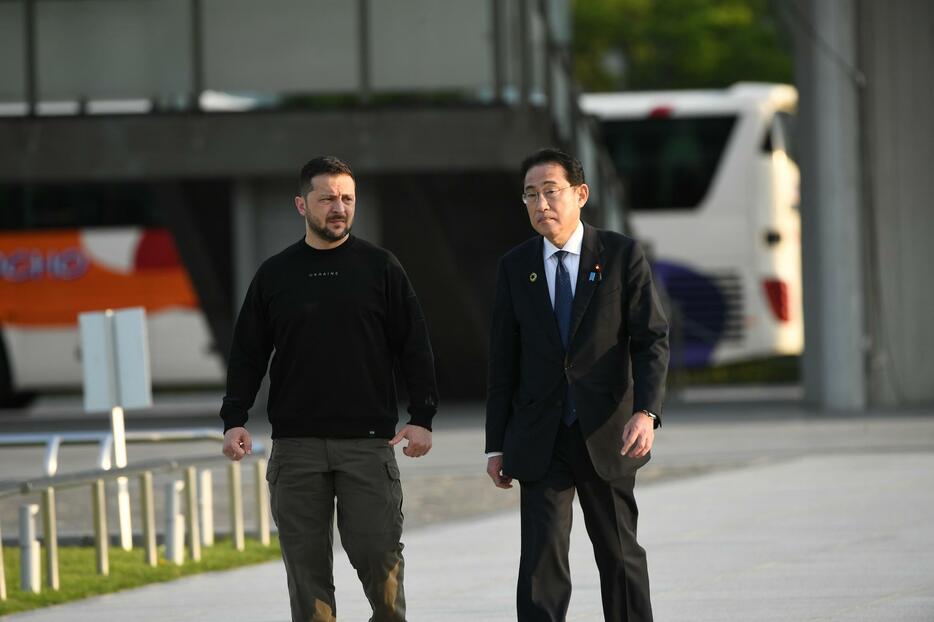 広島平和記念資料館を出て原爆死没者慰霊碑に向かって歩くウクライナのゼレンスキー大統領と岸田首相