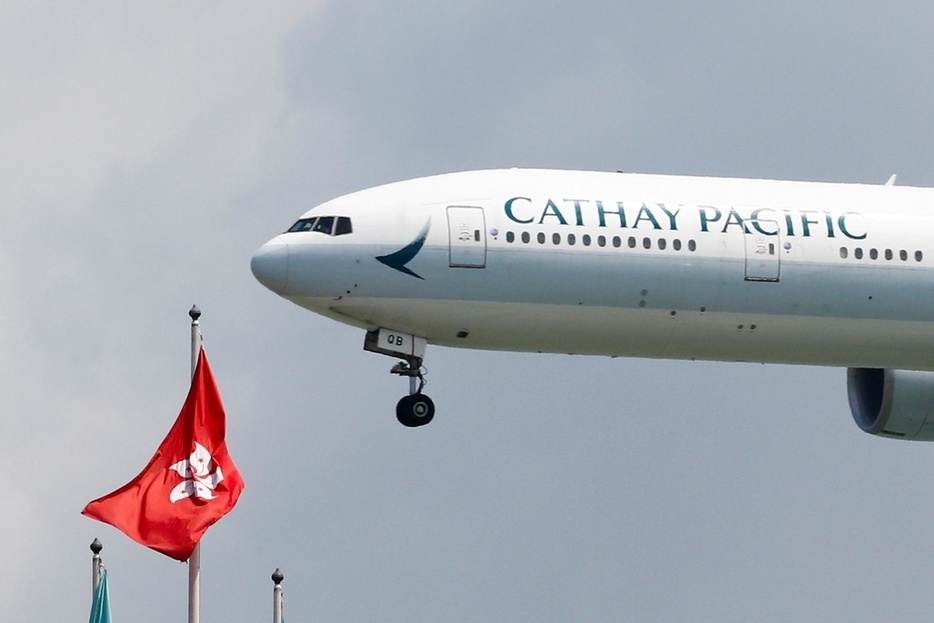 香港に着陸するキャセイ・パシフィック機＝2019年8月（ロイター＝共同）