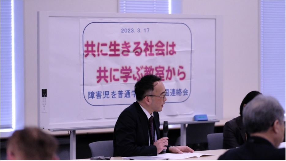 障害のある子どもの就学や進学の相談に応じている団体が、参議院議員会館の会議室で文科省の担当者と交渉の場を持ったが、話し合いは平行線に