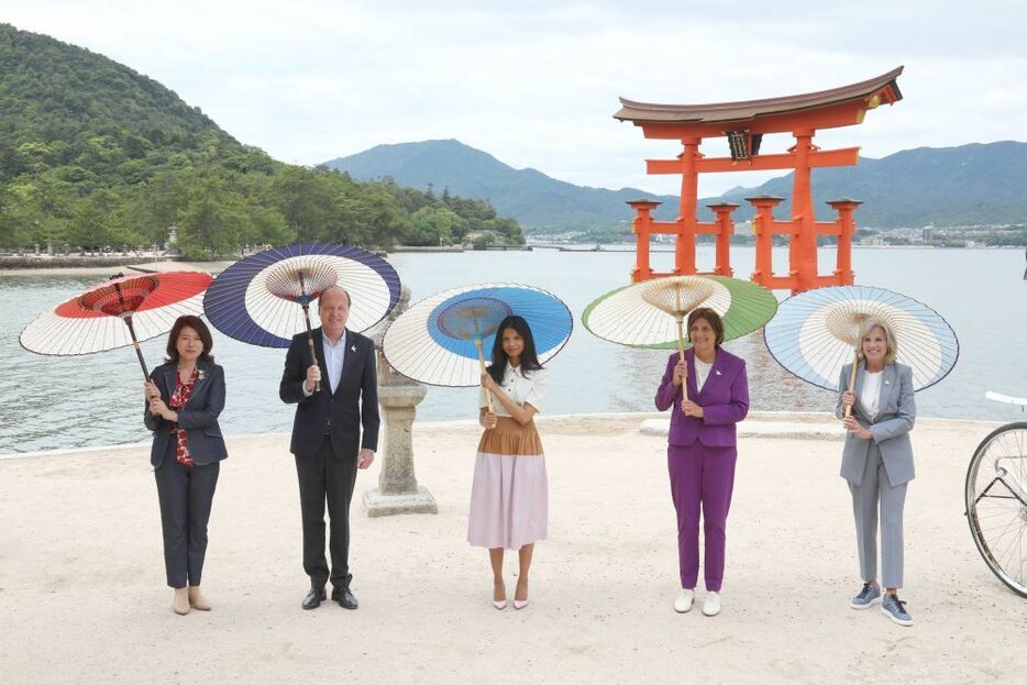 G7首脳のパートナーズ・プログラムが行われ、厳島神社で伝統芸能の見学などが行われた