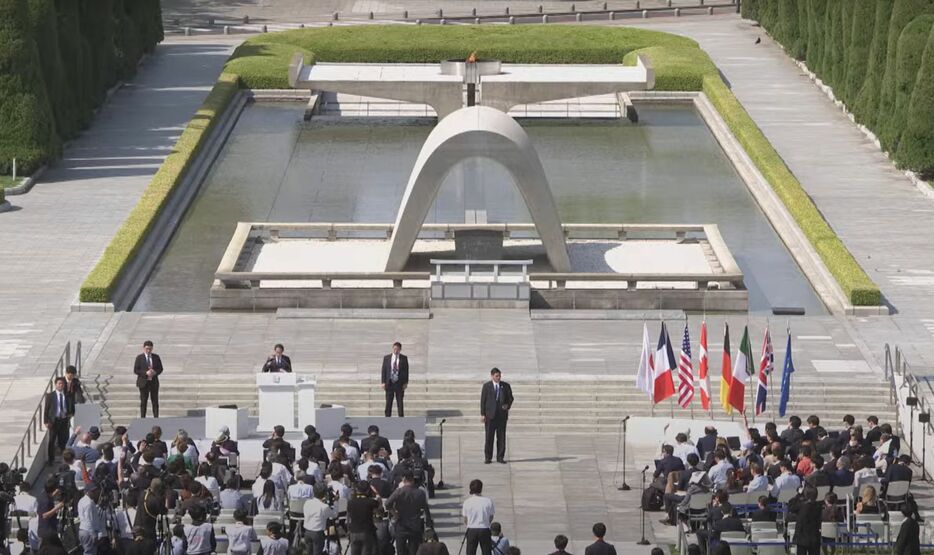 ［写真］平和記念公園で開催された岸田首相の議長国会見＝21日午後、広島市中区で