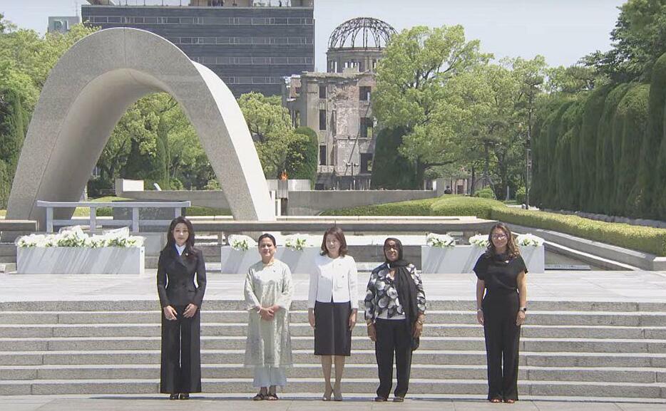 ［写真］岸田首相夫人と招待国8か国首脳のパートナーらは原爆慰霊碑に献花した＝21日午前、広島市中区で