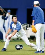 荒木雅博内野守備走塁コーチ[右]と一塁の守備練習に取り組む