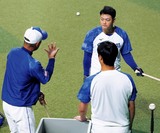 和田一浩打撃コーチ[左]のアドバイスに耳を傾ける