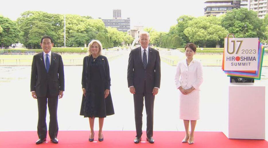 ［写真］岸田文雄首相（左）とバイデン米大統領（右から2人目）＝19日午前、広島市中区で