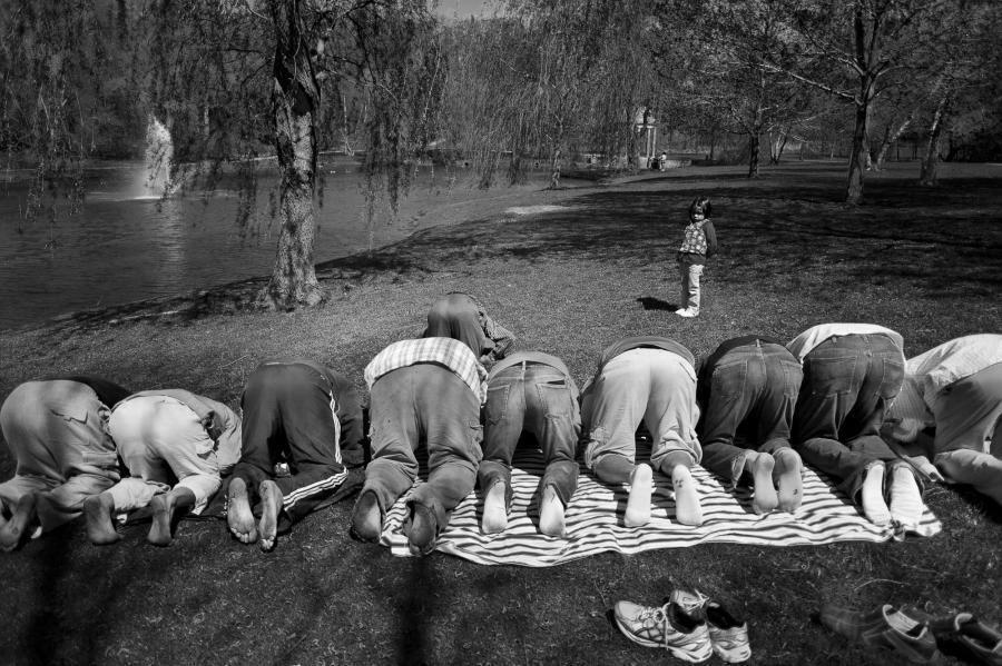 公園でのピクニック中もお祈りはかかせない。通りがかった女の子が不思議そうに眺める