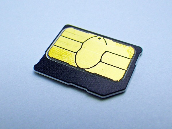 [写真]月々1000円以下で通信できる格安SIM。これをSIMフリー端末に挿して使う