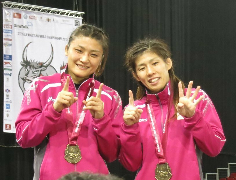 揃って金メダルを獲得した伊調（左）と吉田
