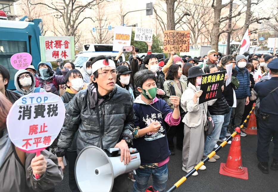 「財務省解体デモ」で減税を訴える参加者＝14日午後、東京都千代田区（奥原慎平撮影）