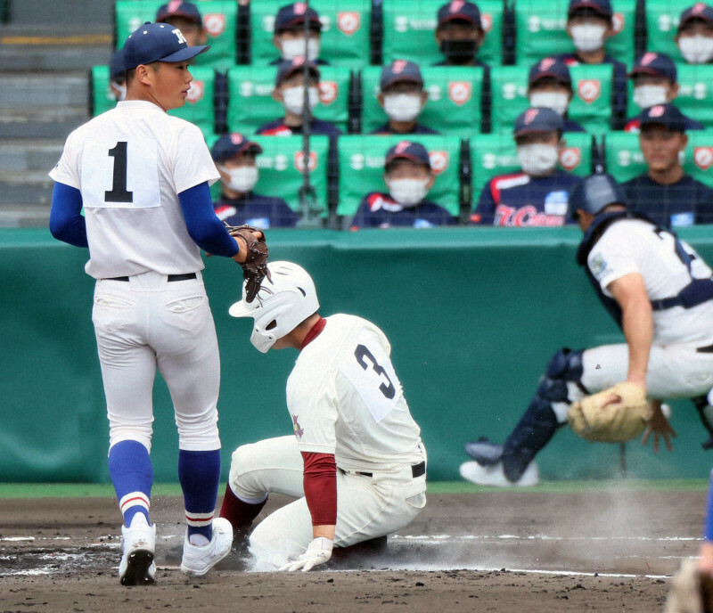 【履正社－高知】二回裏高知1死二、三塁、代打・内田の時、福田（左）の暴投で三塁から山平が生還＝阪神甲子園球場で2023年3月24日、中川祐一撮影