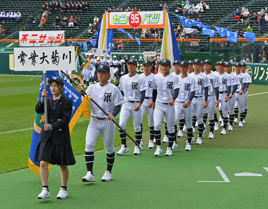 堂々と入場行進する常葉大菊川の選手たち＝阪神甲子園球場で２０２３年３月１８日、前田梨里子撮影