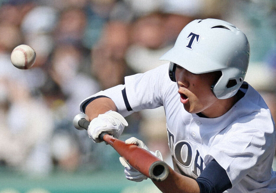 【東邦－鳥取城北】四回表東邦無死一塁、岡本がセーフティバントを決める＝阪神甲子園球場で2023年3月19日、中川祐一撮影