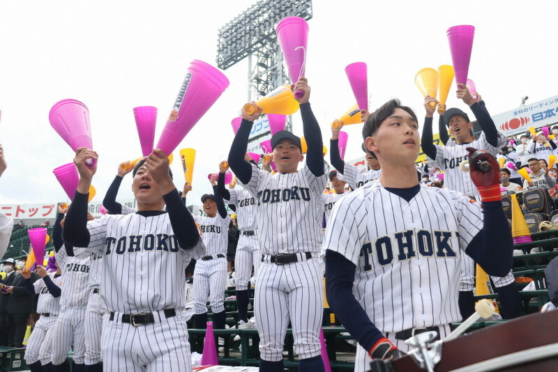 大声で仲間を鼓舞する東北の野球部員たち＝阪神甲子園球場で2023年3月18日午後1時46分、近森歌音撮影