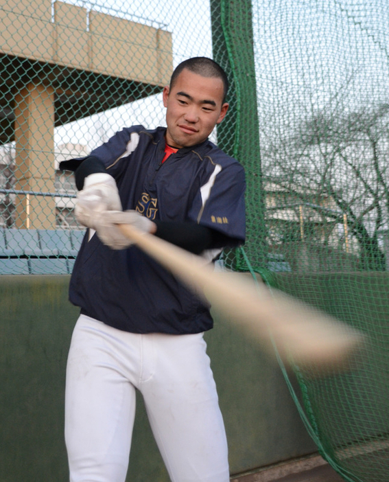 バットを振る作新学院の東海林智外野手＝宇都宮市の同校で２０２３年２月９日、井上知大撮影