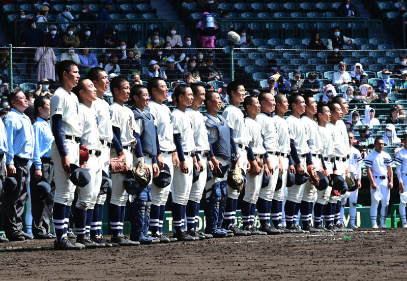 【光―彦根総合】彦根総合に勝利し校歌を歌う光の選手たち＝平川義之撮影