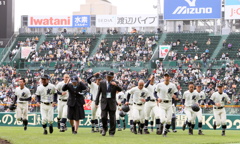 【光―山梨学院】山梨学院に敗れ、グラウンドを後にする光の選手ら＝中川祐一撮影