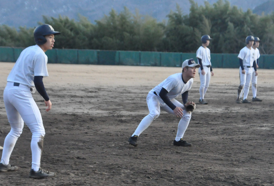 大声を出しながらノックを受ける高見沢郁魅選手（中央）。４番打者ながら、守備力や走力も備える＝福井県敦賀市の敦賀気比高校グラウンドで、高橋隆輔撮影