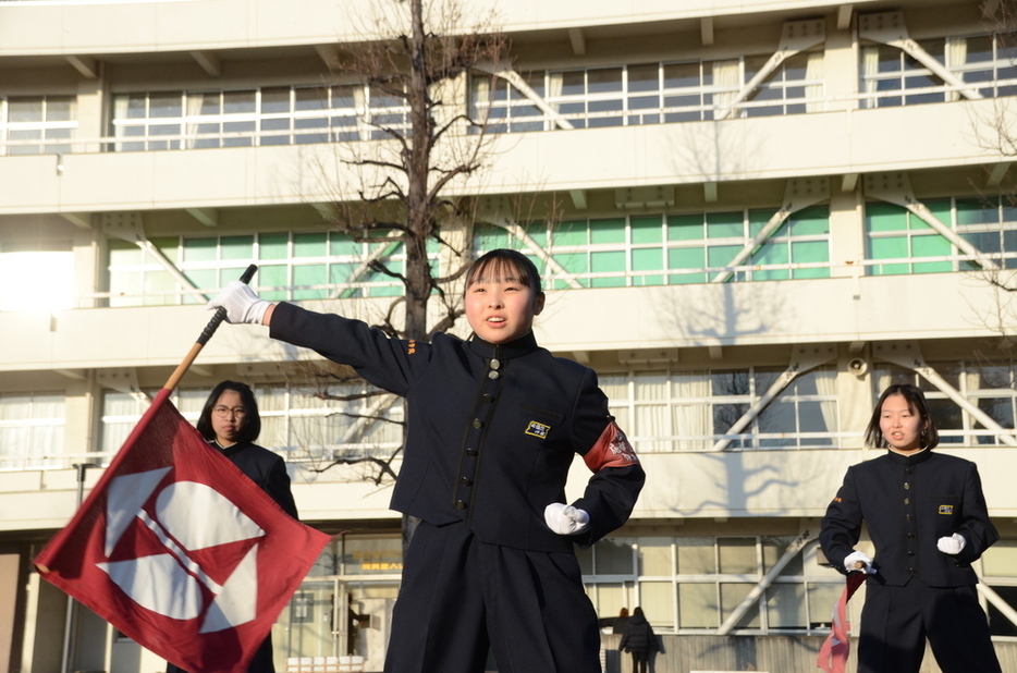 部長の青木陽奈さん（中央）を中心に旗を持って応援練習を行う作新学院応援部の部員たち＝宇都宮市の同校で２０２３年２月９日、井上知大撮影