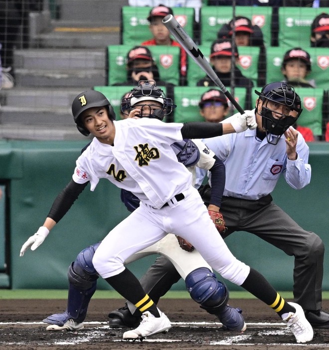 【石橋―能代松陽】三回表石橋無死、亀井が内野安打を放つ＝阪神甲子園球場で２０２３年３月２１日、藤井達也撮影