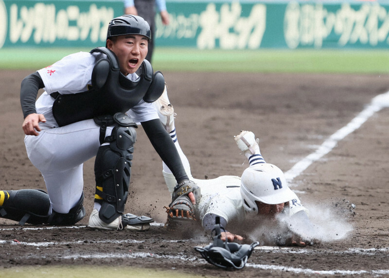 【石橋－能代松陽】四回裏能代松陽2死一、三塁、打者・森岡の時、重盗をしかけて三塁走者の斎藤（右）が本塁を狙うもタッチアウト（捕手・山下）＝阪神甲子園球場で2023年3月21日、中川祐一撮影