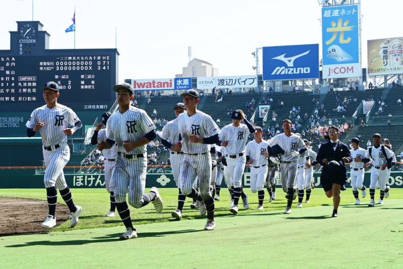 【常葉大菊川―専大松戸】専大松戸に敗れ、グラウンドを後にする常葉大菊川の選手たち＝阪神甲子園球場で２０２３年３月２２日、平川義之撮影