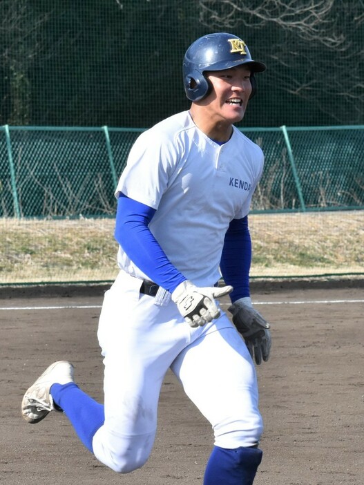 川口龍吾外野手（２年）＝群馬県高崎市中大類町で２０２３年２月１８日、西本龍太朗撮影