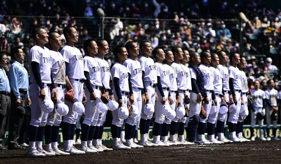 【東邦―鳥取城北】鳥取城北を破り、校歌を歌う東邦の選手たち＝阪神甲子園球場で２０２３年３月１９日、藤井達也撮影