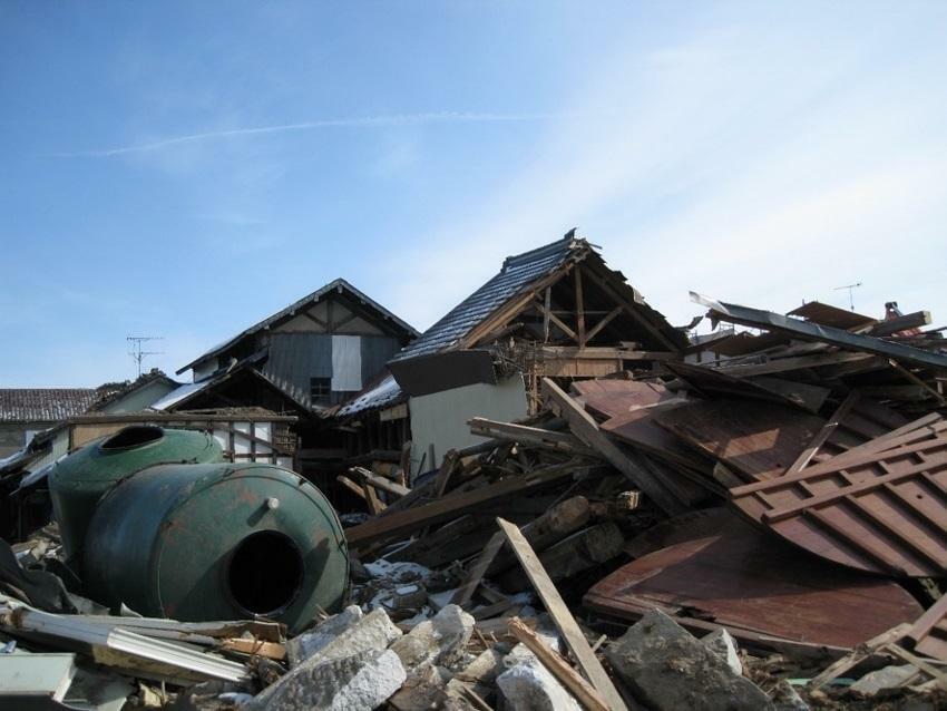 震災後のがれきと地震で全壊した蔵（新澤醸造店提供）