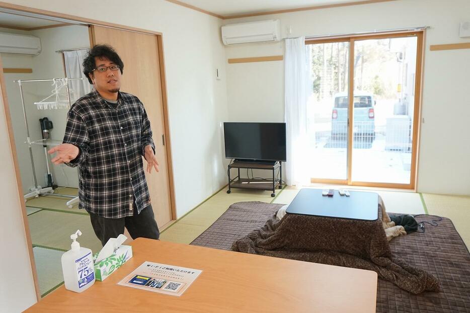 お試し移住に使っている復興住宅を案内するISHINOMAKI2.0の阿部拓郎さん