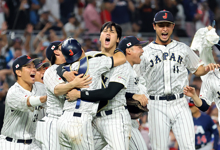 世界一となり喜ぶ侍ジャパン（写真：Getty Images）