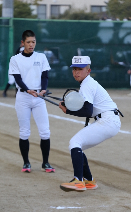 下半身を鍛える岡一成（右）と清重登揮の投手2枚看板＝徳島市の同校グラウンドで2023年2月9日