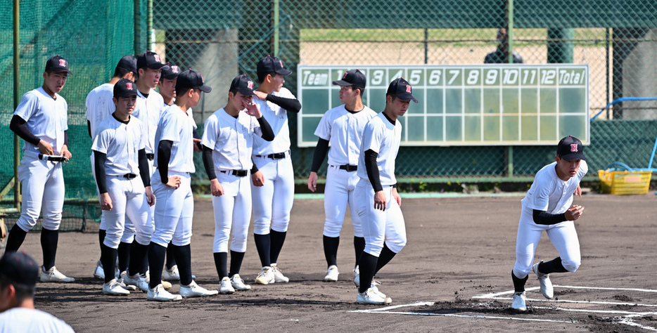 走塁の練習をする広陵の選手たち＝兵庫県西宮市の津門中央公園野球場で、前田梨里子撮影