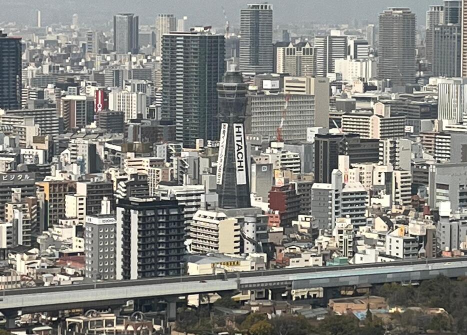 ［写真］現在、改装工事中の通天閣＝9日午後、大阪市阿倍野区から撮影