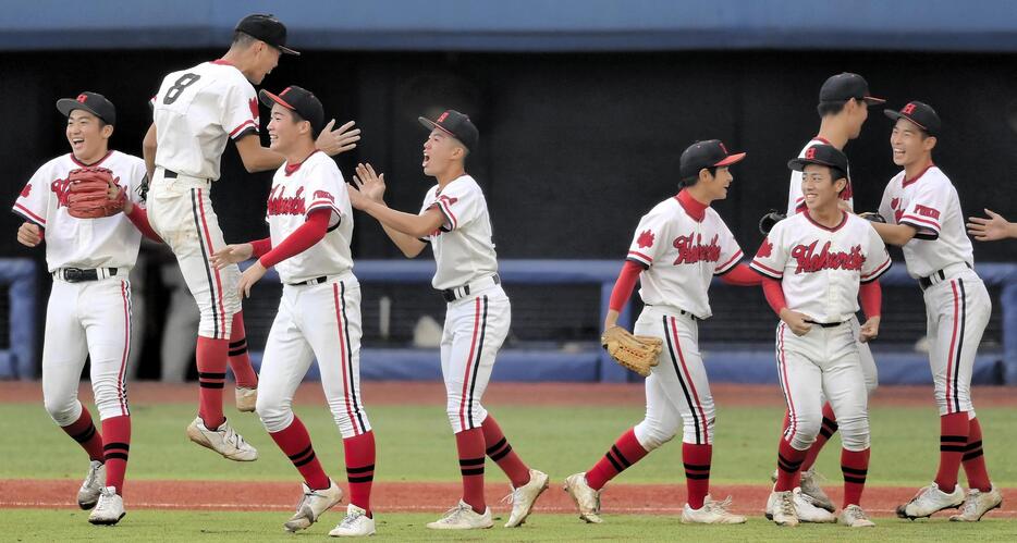 秋季北信越大会で決勝進出を決めて喜ぶ北陸の選手たち＝ハードオフエコスタジアム新潟で2022年10月22日