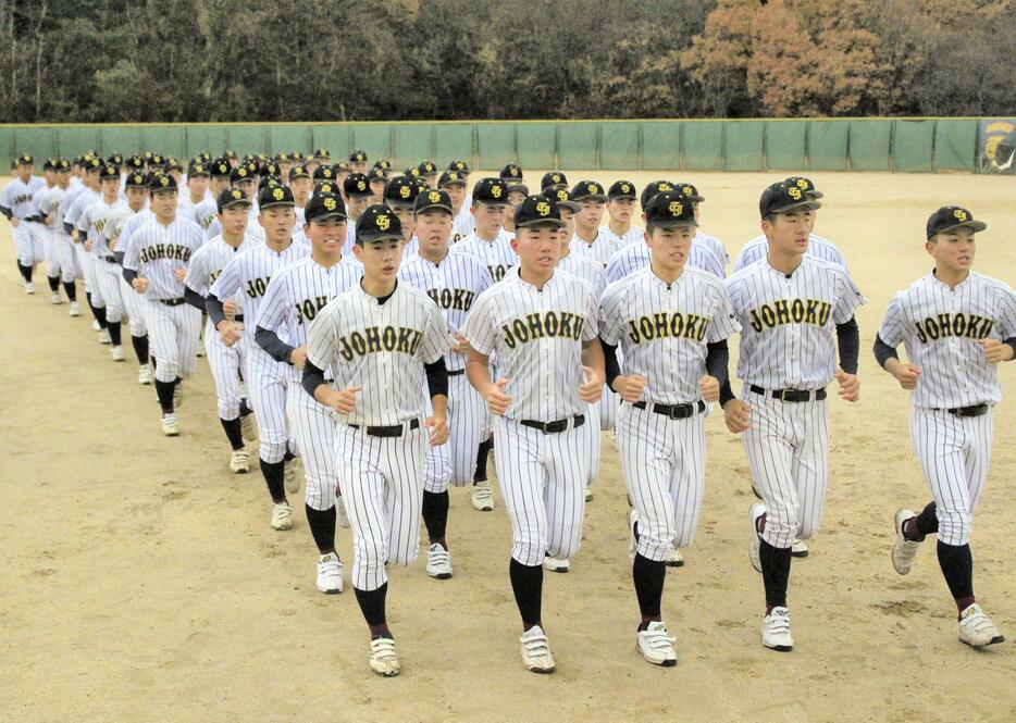 初のセンバツ王者を目指す鳥取城北ナイン＝鳥取市国府町三代寺笑道の野球部専用グラウンドで2022年12月22日