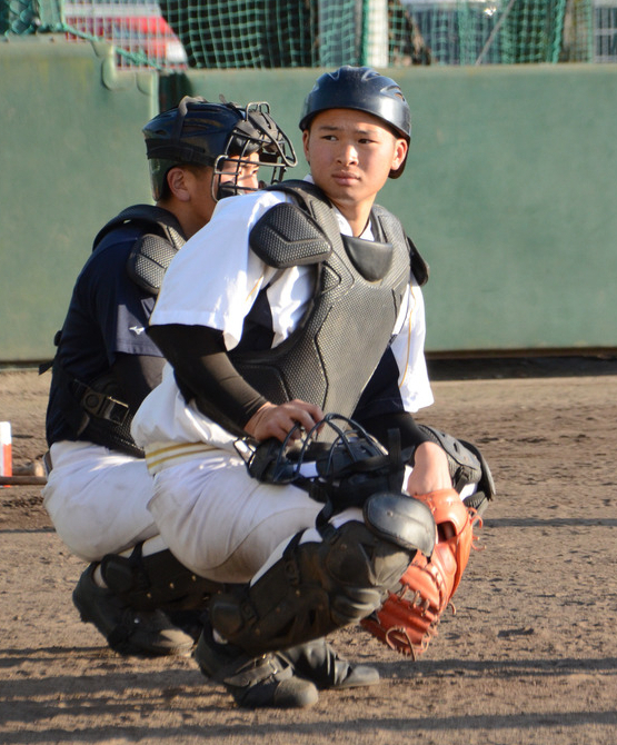 練習を行う作新学院の岩出純捕手＝宇都宮市の同校で２０２３年２月９日、井上知大撮影