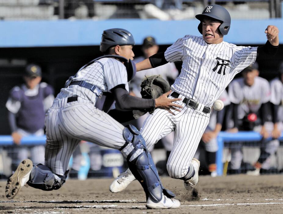 秋季東海大会準決勝の加藤学園戦、三回裏2死二塁で、鈴木来の適時打で生還する二塁走者の加藤（右）＝静岡市駿河区の草薙球場で2022年10月29日