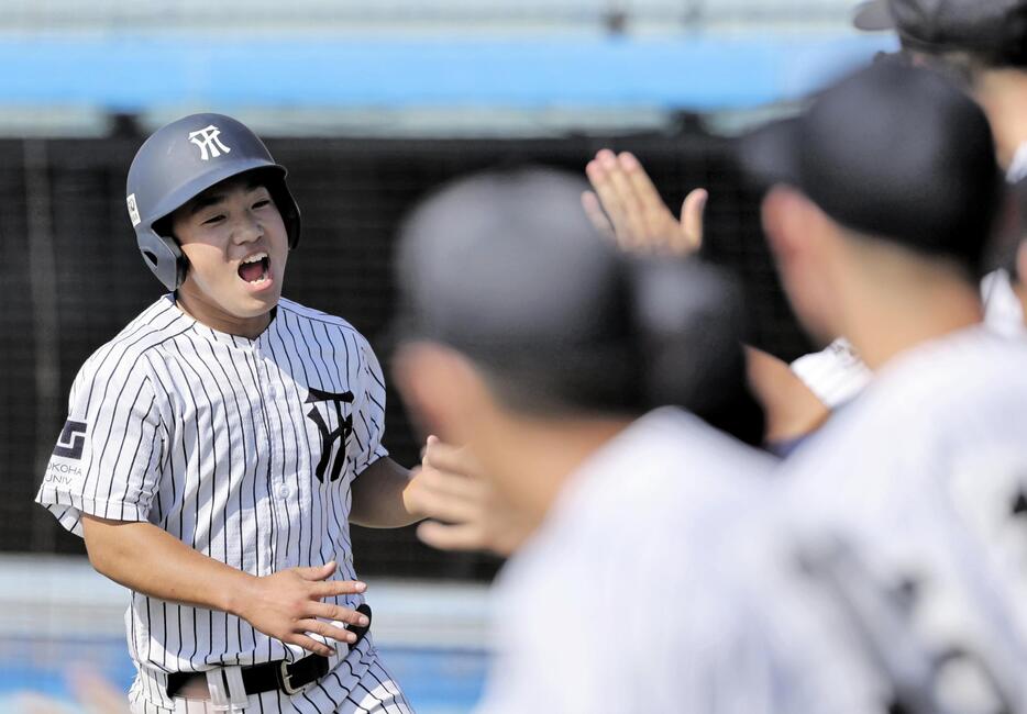 秋季東海大会決勝の東邦戦、八回裏無死二、三塁で、岩崎の二ゴロで生還しベンチ前でチームメートと喜ぶ勝亦（左）