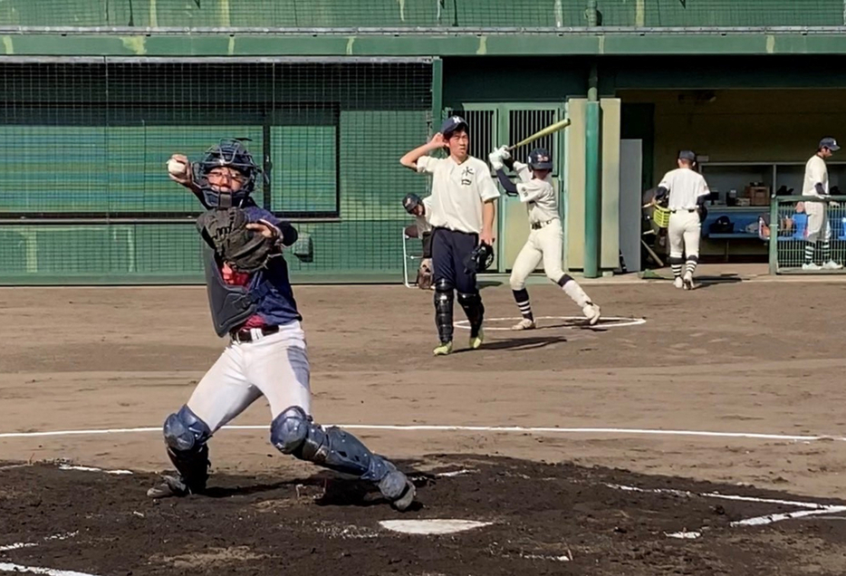 盗塁阻止の送球練習をする麻原草太捕手（３年）＝クラーク記念国際野球部提供