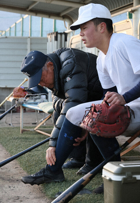 大垣日大の高橋慎選手（右）の足の具合を確認する阪口慶三監督＝岐阜県神戸町で2023年2月4日、兵藤公治撮影