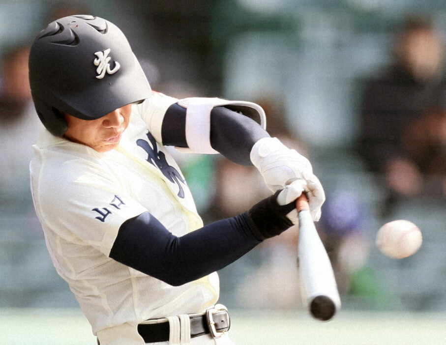 【光－山梨学院】二回表光無死、藤井が中堅へ二塁打を放つ＝阪神甲子園球場で2023年3月27日、中川祐一撮影