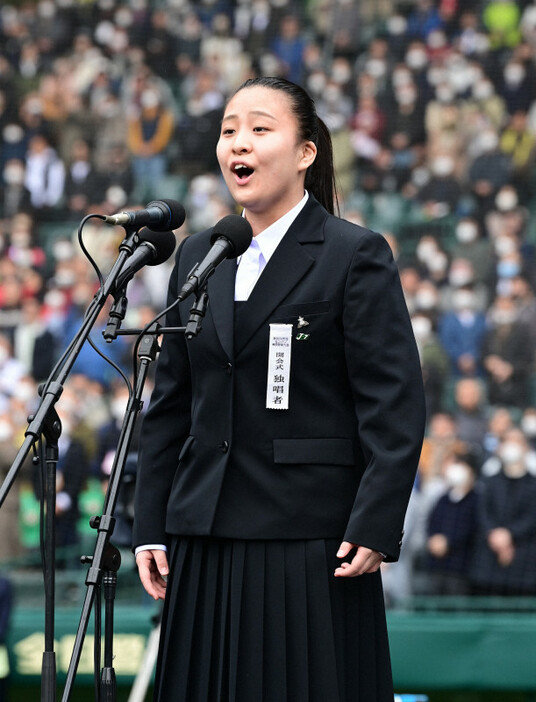 国歌を独唱する中村心澪さん＝阪神甲子園球場で2023年3月18日、平川義之撮影