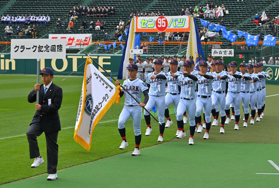 堂々と入場行進するクラーク記念国際の選手たち＝阪神甲子園球場で２０２３年３月１８日、前田梨里子撮影