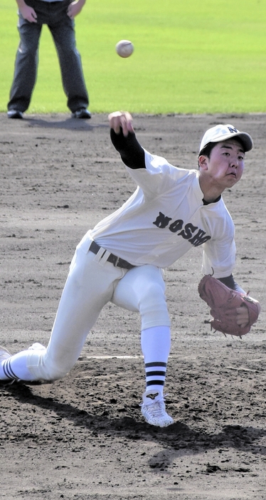 昨秋の県大会決勝で力投する森岡大智＝秋田市のこまちスタジアムで2022年9月25日午後1時21分