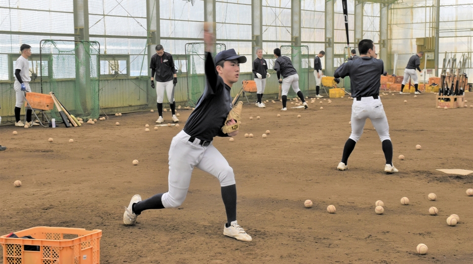 農業用ビニールハウスを活用した屋内練習場で練習する選手ら＝秋田県能代市で2023年1月6日午前10時56分