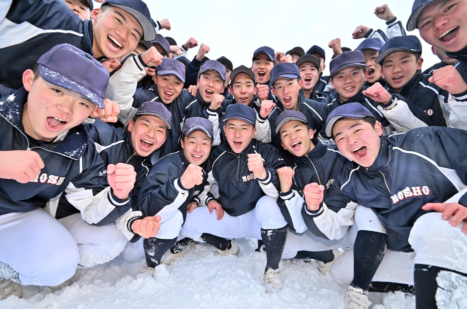 センバツ出場が決まり、雪のグラウンドで喜ぶ能代松陽の選手たち＝秋田県能代市で2023年1月27日午後4時11分